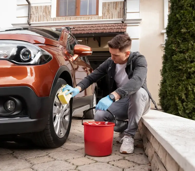 Lavage auto à domicile Chalandray : professionnel intervenant sur un véhicule